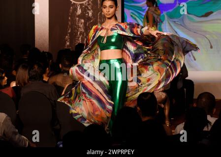 Colombo, Sri Lanka. 08 mars 2024. Une créatrice de mode basée en Angleterre de Kremparts présente une création lors de la Colombo Fashion week à Colombo, Sri Lanka, le 8 mars 2024. (Photo par Akila Jayawardena/NurPhoto)0 crédit : NurPhoto SRL/Alamy Live News Banque D'Images