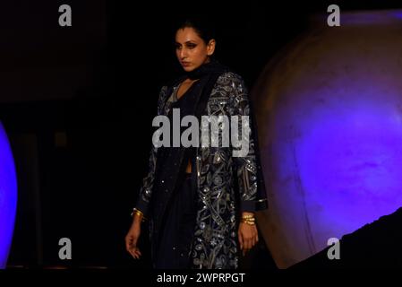 Colombo, Sri Lanka. 08 mars 2024. Un mannequin présente une création du créateur de mode indien Payal Pratap lors de la Colombo Fashion week à Colombo, Sri Lanka, le 8 mars 2024. (Photo par Akila Jayawardena/NurPhoto)0 crédit : NurPhoto SRL/Alamy Live News Banque D'Images