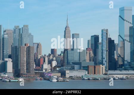 New York, États-Unis. 08 mars 2024. Les gratte-ciel de New York et l'Empire State Building sont visibles de l'autre côté de la rivière Hudson depuis Weehawken, New Jersey. Crédit : SOPA images Limited/Alamy Live News Banque D'Images