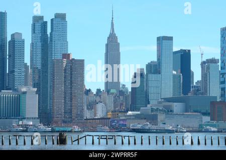 New York, États-Unis. 08 mars 2024. Les gratte-ciel de New York et l'Empire State Building sont visibles de l'autre côté de la rivière Hudson depuis Weehawken, New Jersey. Crédit : SOPA images Limited/Alamy Live News Banque D'Images