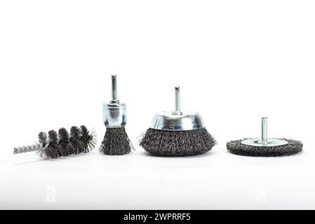 Ensemble de brosses à pointes en acier pour perceuse sur fond blanc Banque D'Images