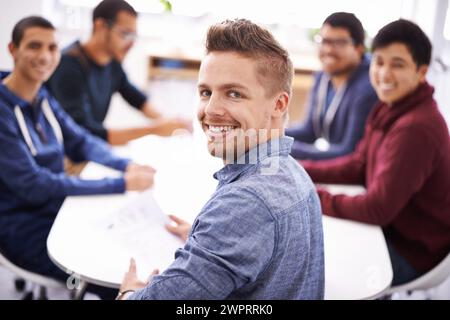 Portrait, leadership et homme d'affaires au bureau pour projet créatif, travail d'équipe et planification de stratégie. Réunion, visage et groupe diversifié d'employés pour Banque D'Images