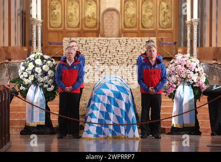 Munich, Allemagne. 09 mars 2024. Des membres de l'équipe de secours de montagne se tiennent près du cercueil de l'ancien président du parlement de l'État décédé, Alois Glück, dans la Frauenkirche. Crédit : Karl-Josef Hildenbrand/dpa POOL/dpa/Alamy Live News Banque D'Images