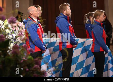 Munich, Allemagne. 09 mars 2024. Des membres de l'équipe de secours de montagne se tiennent près du cercueil de l'ancien président du parlement de l'État décédé, Alois Glück, dans la Frauenkirche. Crédit : Karl-Josef Hildenbrand/dpa POOL/dpa/Alamy Live News Banque D'Images