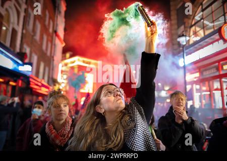 Londres, Royaume-Uni. 8 mars 2024. Les partisans pro-palestiniens défilent à travers l'ouest de Londres appelant à un cessez-le-feu immédiat à Gaza, l'offensive israélienne a été lancée après l'attaque du Hamas du 7 octobre, qui a tué 1 200 personnes, pour la plupart des civils. Les frappes israéliennes ont tué plus de 30 000 Palestiniens à Gaza depuis octobre, dont les deux tiers étaient des femmes et des enfants. Crédit : Guy Corbishley/Alamy Live News Banque D'Images