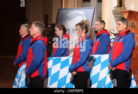 Munich, Allemagne. 09 mars 2024. Des membres de l'équipe de secours de montagne se tiennent près du cercueil de l'ancien président du parlement de l'État décédé, Alois Glück, dans la Frauenkirche. Crédit : Karl-Josef Hildenbrand/dpa POOL/dpa/Alamy Live News Banque D'Images