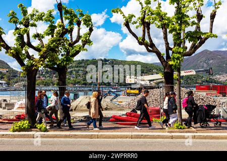 Les gens se promènent autour du chantier sur la Promenade, Côme, Lac de Côme, Lombardie, Italie Banque D'Images