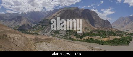 Vue panoramique panoramique sur le paysage le long de la route du Pamir de la vallée de la rivière Panj frontière avec l'Afghanistan, Vanch, Gorno-Badakhshan, Tadjikistan Banque D'Images