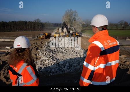 Rieste, Allemagne. 09 mars 2024. Des excavatrices sont sur la route pour aider à enlever un pont qui traverse l'autoroute A1. Cela s'accompagne d'une fermeture complète de l'autoroute A1 entre les jonctions Bramsche et Neuenkirchen/Vörden. Credit : Friso Gentsch/dpa/Alamy Live News Banque D'Images