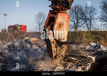 Rieste, Allemagne. 09 mars 2024. Une pelle avec des cisailles à béton aide à enlever un pont qui traverse l'autoroute A1. Cela s'accompagne d'une fermeture complète de l'autoroute A1 entre les jonctions Bramsche et Neuenkirchen/Vörden. Credit : Friso Gentsch/dpa/Alamy Live News Banque D'Images