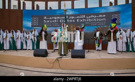 Danse folklorique traditionnelle saoudienne (danse de l'Ardah) dans le parc Al Bidda-Rumaila , Doha, Qatar pendant l'exposition dates saoudiennes Banque D'Images