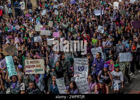 Des centaines de femmes descendent la septième avenue de Bogotá pour célébrer la Journée internationale de la femme. Bogotá portait du violet le 8 mars, Journée internationale de la femme, lors d'une marche massive appelant à l'égalité, à la justice et à la fin de la violence à l'égard des femmes. Des milliers de femmes de tous âges, de toutes classes sociales et de tous horizons se sont unies d'une seule voix pour exiger un véritable changement dans la société. La Colombie se classe au cinquième rang en Amérique latine pour le taux de fémicides pour 1 100 000 femmes. Selon la Commission économique pour l'Amérique latine et les Caraïbes (CEPALC), plus de quatre mille fémicides ont été enregistrés dans la région en 2023. Banque D'Images