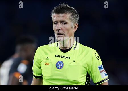 L'arbitre italien Daniele Orsato regarde pendant le match de football Serie A entre SSC Napoli vs Torino au stade Diego Armando Maradona à Naples, dans le sud de l'Italie, le 08 mars 2024. Banque D'Images