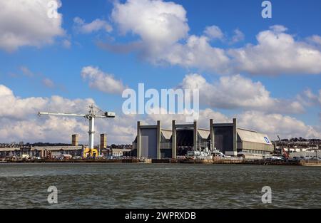 Le complexe couvert de frégate à l'arsenal de Devonport, à côté de la rivière Tamar. Babcock International, les opérateurs de Devonport Dockyard, le plus grand bateau de base Banque D'Images