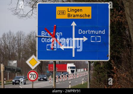 Bramsche, Allemagne. 09 mars 2024. Un panneau de signalisation indique la fermeture d'une bretelle d'accès en direction de Brême et Oldenbourg. La raison en est la démolition d'un pont qui traverse l'autoroute A1. Cela s'accompagne d'une fermeture complète de l'autoroute A1 entre les jonctions Bramsche et Neuenkirchen/Vörden. Credit : Friso Gentsch/dpa/Alamy Live News Banque D'Images