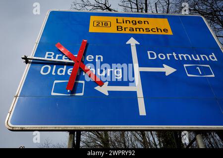 Bramsche, Allemagne. 09 mars 2024. Un panneau de signalisation indique la fermeture d'une bretelle d'accès en direction de Brême et Oldenbourg. La raison en est la démolition d'un pont qui traverse l'autoroute A1. Cela s'accompagne d'une fermeture complète de l'autoroute A1 entre les jonctions Bramsche et Neuenkirchen/Vörden. Credit : Friso Gentsch/dpa/Alamy Live News Banque D'Images