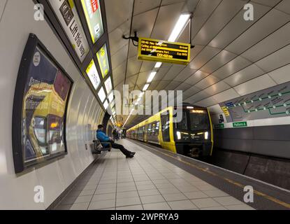 Train électrique Merseyrail Stadler classe 777 777017 à la station de métro Liverpool Lime Street Low Level, Liverpool, Royaume-Uni Banque D'Images