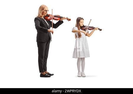 Femme et une petite fille jouant des violons isolés sur fond blanc Banque D'Images