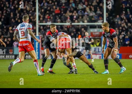 AMIR BOUROUH & MARC SNEYD font le tacle sur les Saints en avant. St Helens vs Salford Red Devils, Super League Round 4, Totally Wicked Stadium, 8 mars 2024.. Alamy Live News/James Giblin Banque D'Images