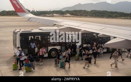 Bangkok, Thaïlande, 24 janvier 2024 : embarquement à l'aéroport, voyageurs quittant la navette pour se diriger vers la rampe d'accès de l'avion. Concept de voyage avec pas Banque D'Images