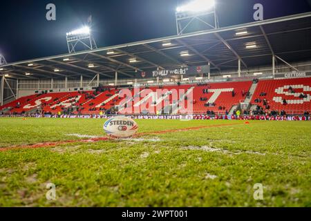 Boule devant le stand des 'saints'. St Helens vs Salford Red Devils, Super League Round 4, Totally Wicked Stadium, 8 mars 2024.. Alamy Live News/James Giblin Banque D'Images