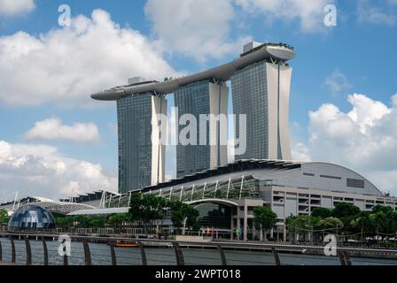 Singapour, 24 janvier 2024 : Marina Bay Sands, symbole emblématique de Singapour, domine la Skyline de Marina Bay. hôtel trois tours reliées par un toit unique Banque D'Images