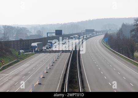 Bramsche, Allemagne. 09 mars 2024. La circulation est ralentie devant la sortie d'autoroute Bramsche en direction de Brême et Oldenburg. La raison en est la démolition d'un pont qui traverse l'autoroute A1. Cela s'accompagne d'une fermeture complète de l'autoroute A1 entre les jonctions Bramsche et Neuenkirchen/Vörden. Credit : Friso Gentsch/dpa/Alamy Live News Banque D'Images