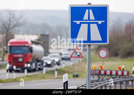 Bramsche, Allemagne. 09 mars 2024. Les panneaux de signalisation 'Autobahn' et 'Durchfahrt verboten' (pas de circulation) (arrière, R) peuvent être vus à l'entrée de l'autoroute en direction de Brême et Oldenburg. La raison en est la démolition d'un pont qui traverse l'autoroute A1. Cela s'accompagne de la fermeture complète de l'autoroute A1 entre les jonctions Bramsche et Neuenkirchen/Vörden. Credit : Friso Gentsch/dpa/Alamy Live News Banque D'Images