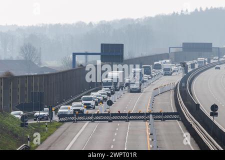 Bramsche, Allemagne. 09 mars 2024. La circulation est ralentie devant la sortie d'autoroute Bramsche en direction de Brême et Oldenburg. La raison en est la démolition d'un pont qui traverse l'autoroute A1. Cela s'accompagne d'une fermeture complète de l'autoroute A1 entre les jonctions Bramsche et Neuenkirchen/Vörden. Credit : Friso Gentsch/dpa/Alamy Live News Banque D'Images