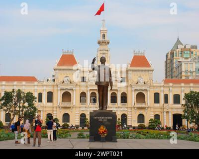 Statue de Ho Chi Minh et Hôtel de ville Ho Chi Minh ville Vietnam TV000596 Banque D'Images