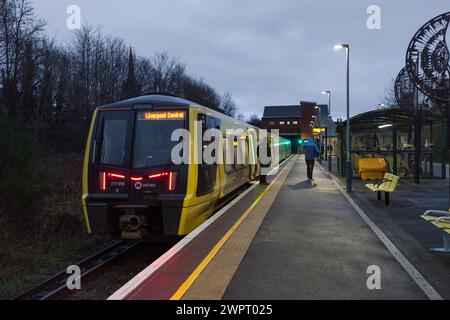 Train électrique Merseyrail Stadler classe 777 777015 à la gare de Birkenhead Park avec le conducteur surveillant les portes Banque D'Images