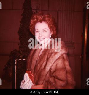 SUSAN HAYWARD portrait en couleurs franc en manteau de fourrure d'avril 1965 Banque D'Images