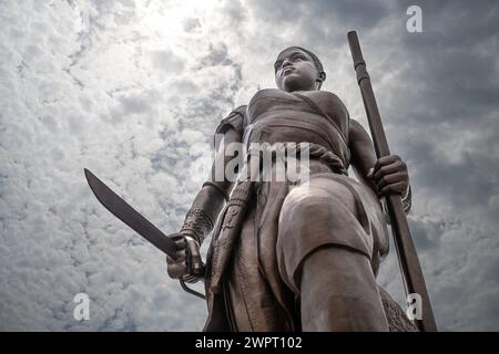 Monument Amazone Benin, Cotonou März 2024 : seit mitte 2022 steht das neue 30 Meter hohen Wahrzeichen der westafrikanische Staat Benin. Die Amazone soll an die historische, rein weibliche Militäreinheit der Agojie auch Dahomey-Amazonen erinnern. *** Monument Amazone Bénin, Cotonou mars 2024 le nouveau monument de 30 mètres de haut de l'État ouest-africain du Bénin est érigé depuis mi-2022 L'Amazonie est destinée à commémorer l'unité militaire historique et entièrement féminine des Agojie, également connue sous le nom d'Amazones du Dahomey Banque D'Images