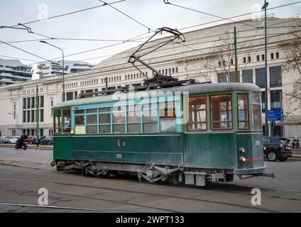 Carrozze tram numéro 713, un tramway de maintenance construit en 1928 qui est l'un des tramways électriques d'époque encore en service à Milan, en Italie. Banque D'Images