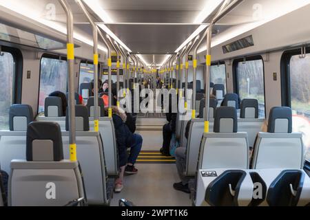 Intérieur d'un train électrique Merseyrail de classe 777 construit par Stadler avec passagers à bord Banque D'Images