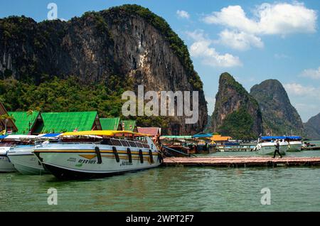 Ko Panyi - village musulman de pêcheurs. La colonie de Koh Panyee construite sur pilotis de la baie de Phang Nga, en Thaïlande Banque D'Images