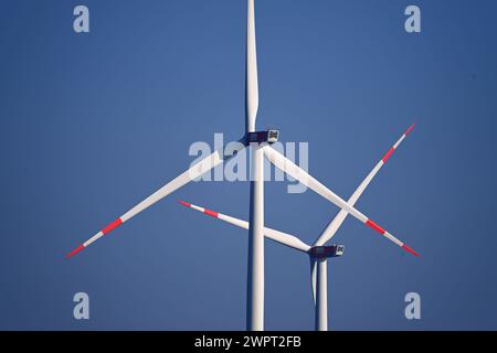 Windkraftraeder auf der Schwaebischen Alb BEI Dornstadt. Windpark, Windrad, Windkraft, Windkraftrad. Ausbau der Windkraft. *** Éoliennes sur l'Alb souabe près de Dornstadt ferme éolienne, éolienne, énergie éolienne, éolienne, expansion éolienne de l'énergie éolienne Banque D'Images