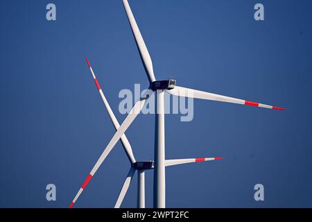 Windkraftraeder auf der Schwaebischen Alb BEI Dornstadt. Windpark, Windrad, Windkraft, Windkraftrad. Ausbau der Windkraft. *** Éoliennes sur l'Alb souabe près de Dornstadt ferme éolienne, éolienne, énergie éolienne, éolienne, expansion éolienne de l'énergie éolienne Banque D'Images
