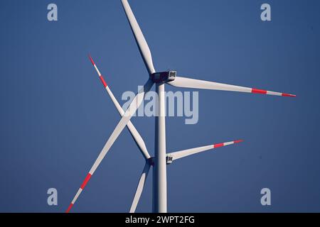 Windkraftraeder auf der Schwaebischen Alb BEI Dornstadt. Windpark, Windrad, Windkraft, Windkraftrad. Ausbau der Windkraft. *** Éoliennes sur l'Alb souabe près de Dornstadt ferme éolienne, éolienne, énergie éolienne, éolienne, expansion éolienne de l'énergie éolienne Banque D'Images