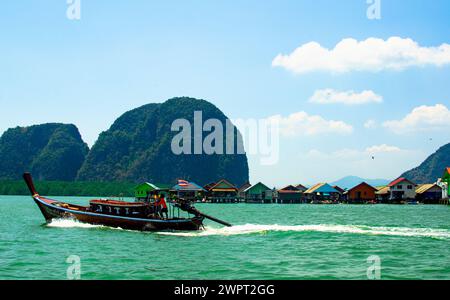 Ko Panyi - village musulman de pêcheurs. La colonie de Koh Panyee construite sur pilotis de la baie de Phang Nga, en Thaïlande Banque D'Images