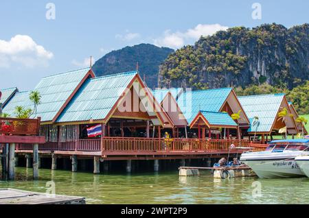 Ko Panyi - village musulman de pêcheurs. La colonie de Koh Panyee construite sur pilotis de la baie de Phang Nga, en Thaïlande Banque D'Images