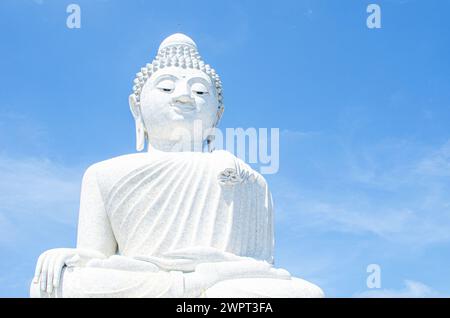 Naga s'élève jusqu'à un Grand Bouddha au sommet des collines Nakkerd à Phuket, en Thaïlande. Banque D'Images