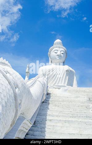 Naga s'élève jusqu'à un Grand Bouddha au sommet des collines Nakkerd à Phuket, en Thaïlande. Banque D'Images