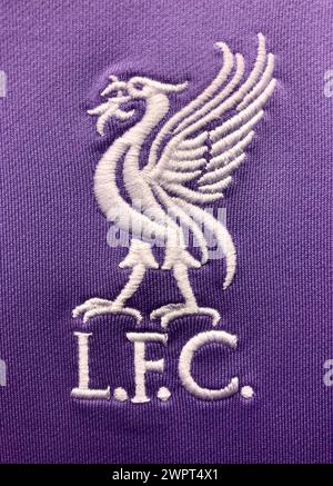 Vue rapprochée du logo sur un maillot de sport Liverpool Football Club. Banque D'Images