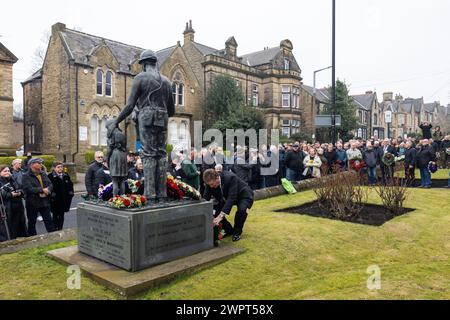 Barnsley, Royaume-Uni. 09 MARS 2024. Les gens déposent des gerbes devant le mémorial de la statue des mineurs tombés, à l'extérieur du Barnsley National Union of Mineworkers Hall à Barnsley, comomorant ceux qui ont perdu la vie pendant les grèves des mineurs 40 ans après les grèves. Crédit Milo Chandler/Alamy Live News Banque D'Images