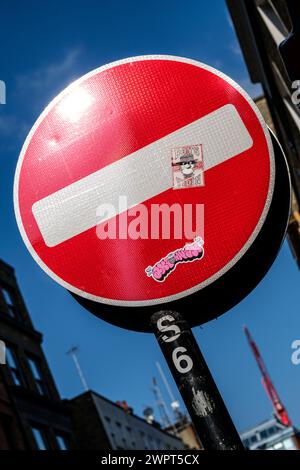 Soho, Londres Royaume-Uni, 08 mars 2024, panneau rouge rond d'interdiction d'entrée avec No People Against A Blue Sky Banque D'Images