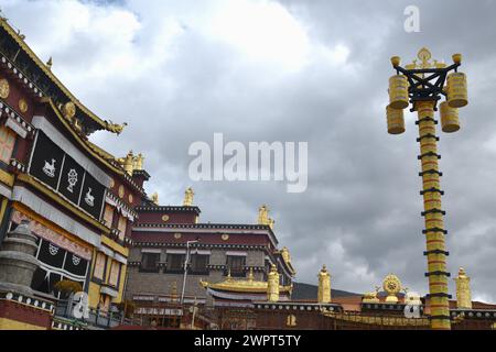 Shangri-la Chine 4 mars 2024 : monastère de Ganden Sumtseling Temple moine lama de la culture tibétaine en Chine Banque D'Images