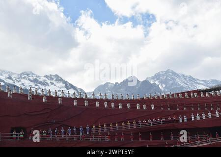 Lijiang Chine 6 mars 2024 : Lijiang impression Show réalisé par Zhang Yimou au parc national des montagnes de neige du dragon de Jade Banque D'Images