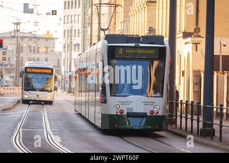 Augsbourg, Bavière, Allemagne - 8 mars 2024 : le tramway circule dans le centre-ville d'Augsbourg *** Straßenbahn fährt in der Innenstadt von Augsburg Banque D'Images