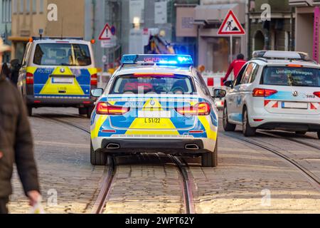 Augsbourg, Bavière, Allemagne - 8 mars 2024 : des véhicules d'urgence de la police bavaroise accompagnent une manifestation avec des feux bleus *** Bayerische Polizei Einsatzfahrzeuge begleiten mit Blaulicht eine démonstration Banque D'Images